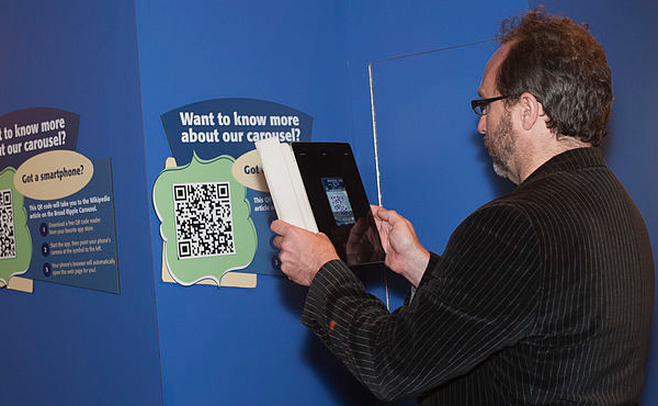 ο ιδρυτής της Wikipedia, Jimmy Wales, σκανάρει κωδικό που δημιουργήθηκε με το QRpedia